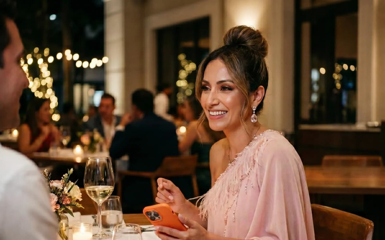 Clienta lista para un cumpleaños o una celebración personal con maquillaje y peinado social.