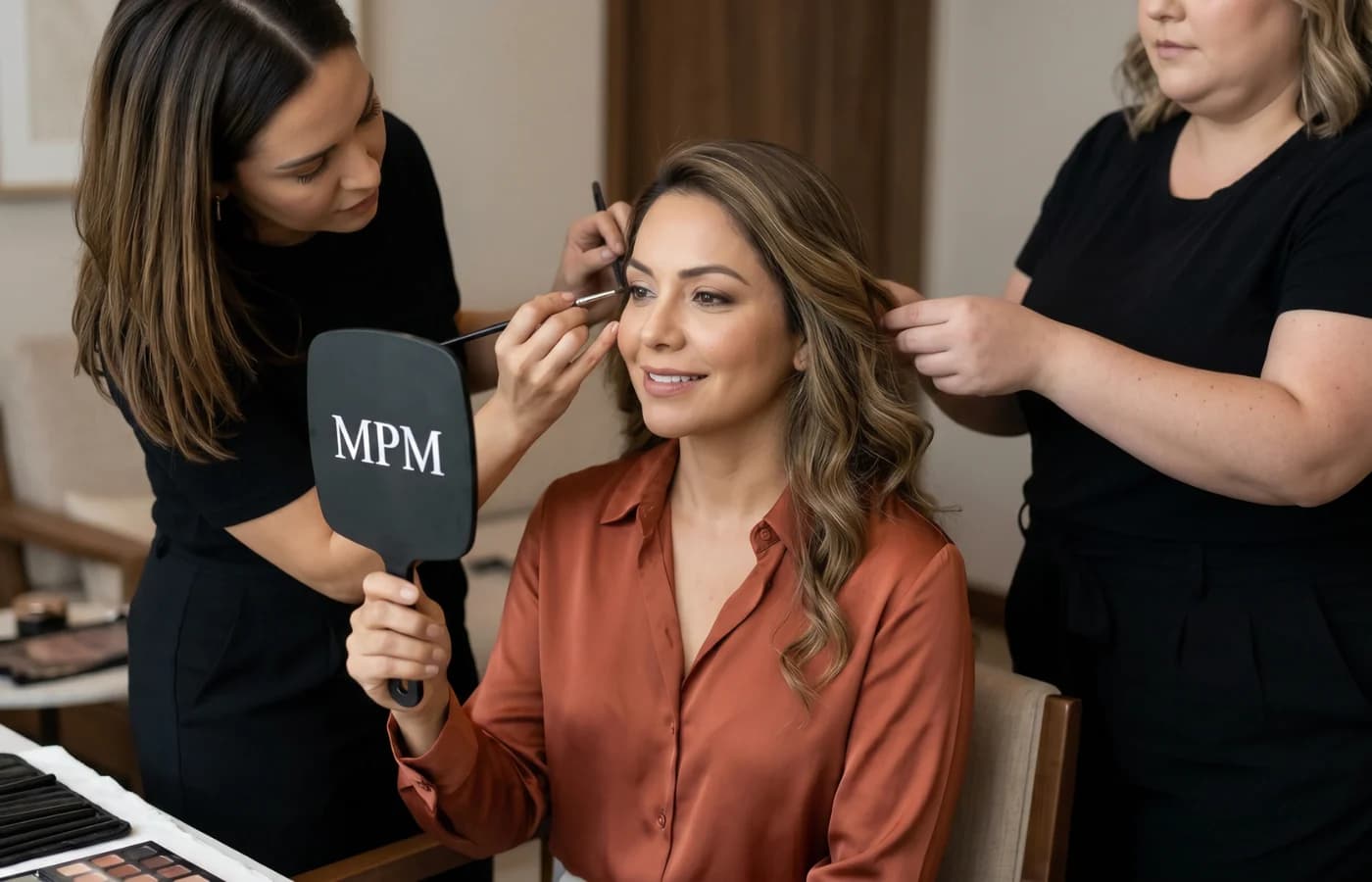 Momento de preparación profesional de maquillaje social antes de un evento.